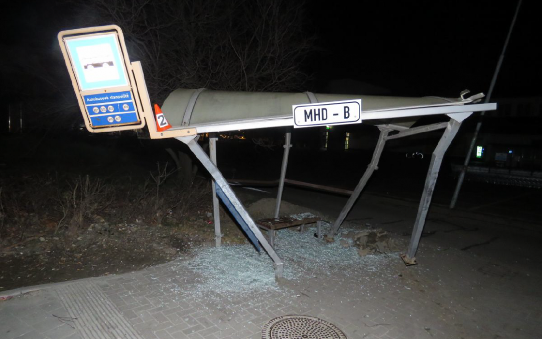 Policie hledá svědky nehody u krnovského Albertu. Řidič po nárazu do zastávky ujel