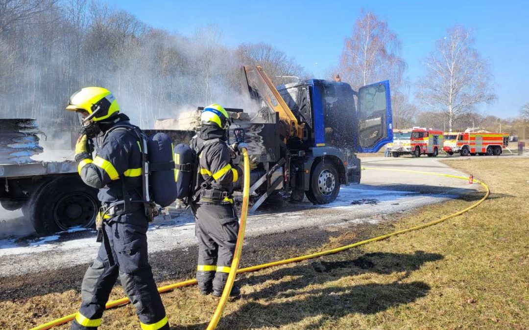 Nákladní automobil začal hořet během jízdy