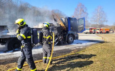 Nákladní automobil začal hořet během jízdy
