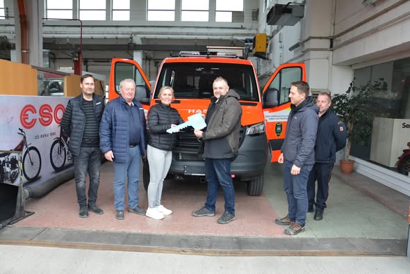 Hasiči ve Vrbně mají nový dopravní automobil