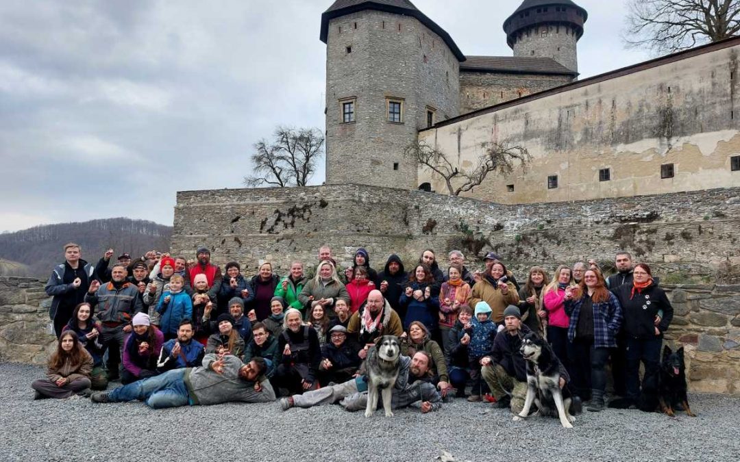 Jarní uklízečka na Sovinci: dobrovolníci pomohli připravit hrad na novou sezonu