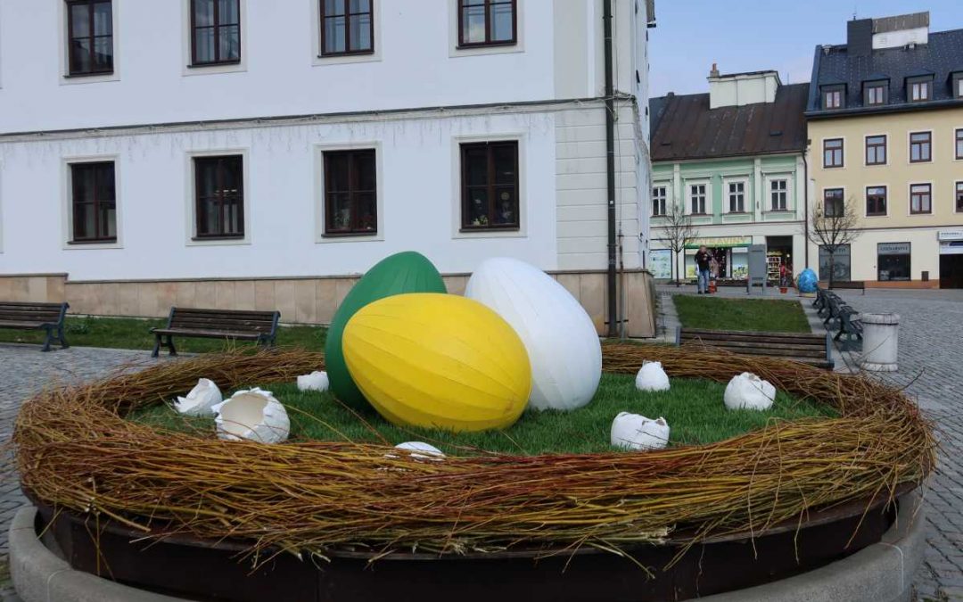Velikonoční výzdoba Rýmařova je téměř hotová