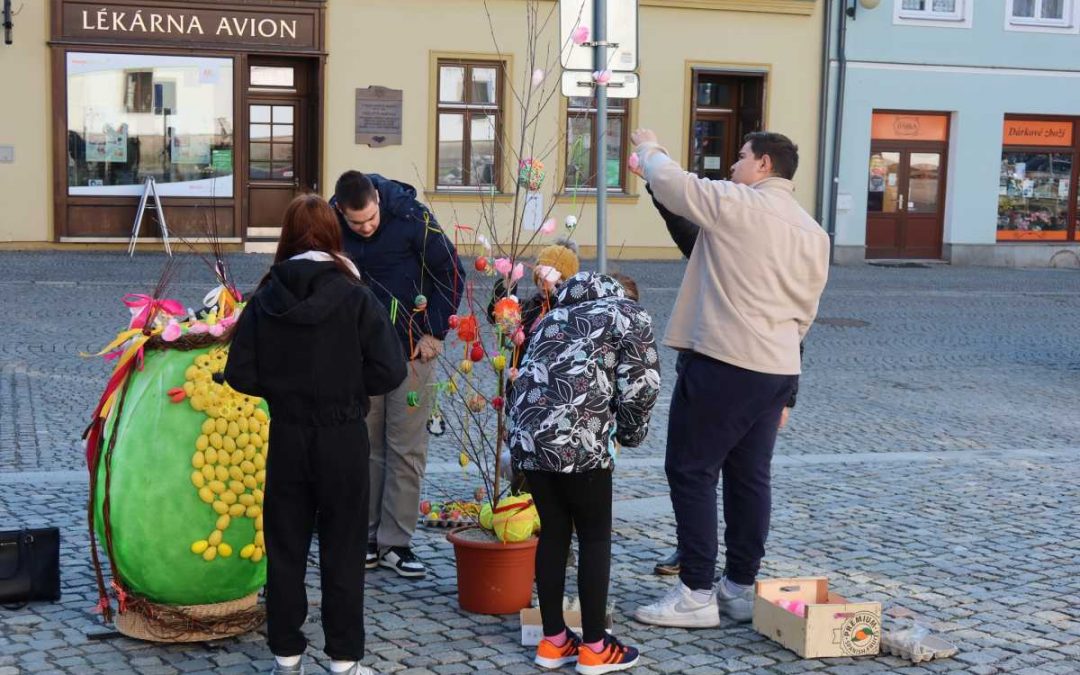 Rýmařov: Na náměstí už to začíná hrát barvami