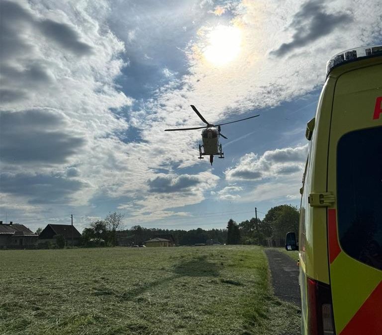 Vážný pád stropem v Holčovicích. Záchranáři zasahovali i u dalšího pádu z výšky