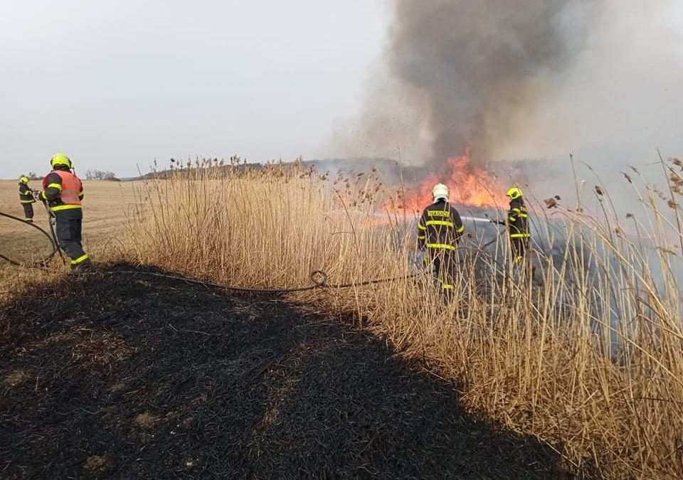 Hasiči varují: Vypalování trávy je nezákonné