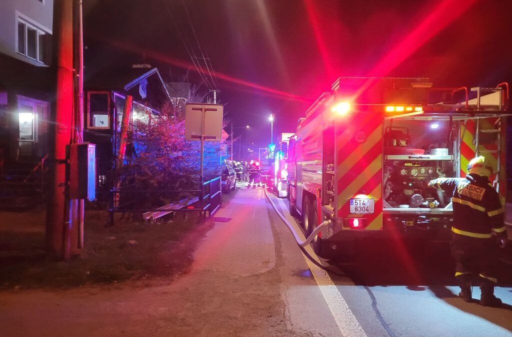 Třemešná: Hasiči vyjížděli k nočnímu požáru garáže