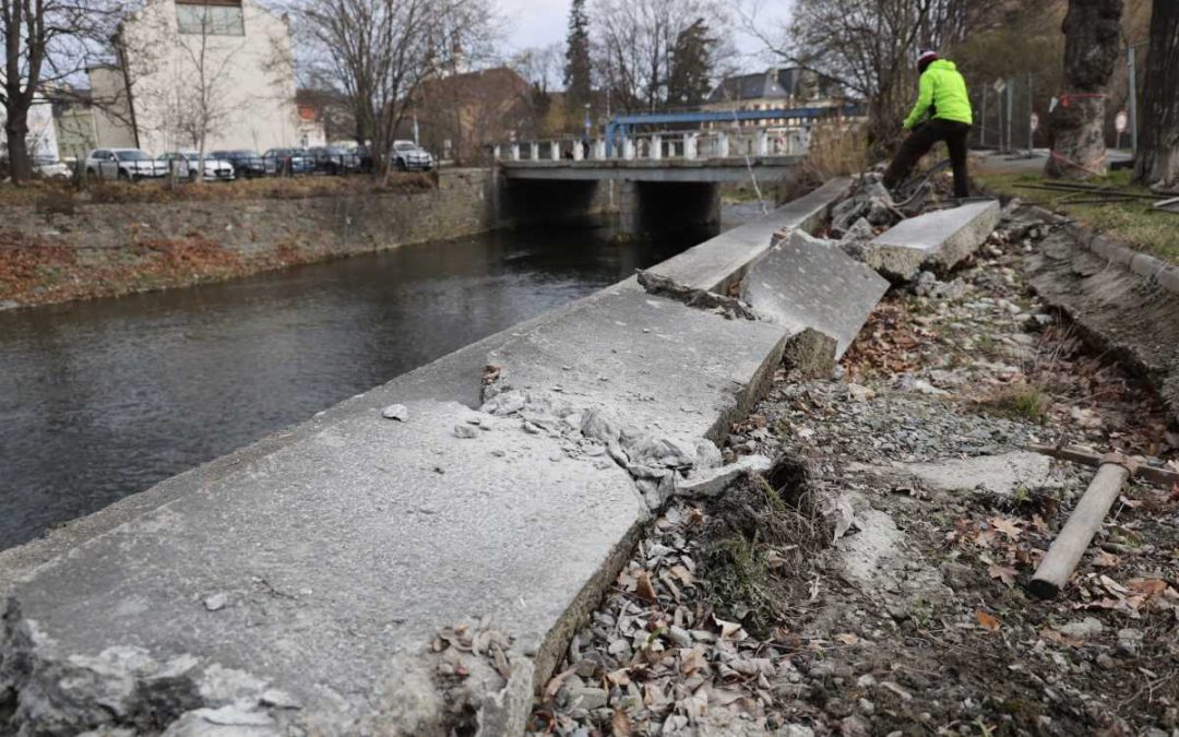 Krnov: Dělníci obnovují nábřeží Opavy, hotovo má být do konce května