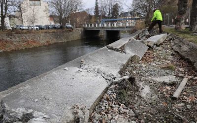 Krnov: Dělníci obnovují nábřeží Opavy, hotovo má být do konce května