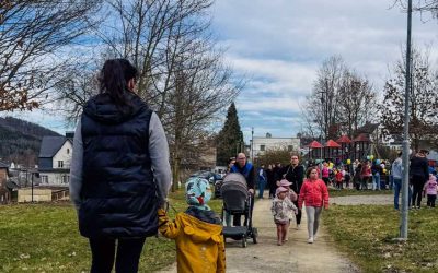 Vrbno pod Pradědem: Hledání velikonočních vajíček přilákalo desítky dětí do lesoparku