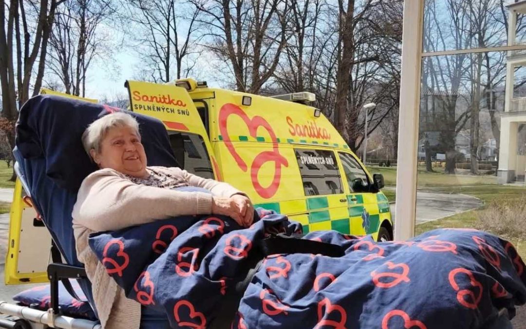 Sanitka splněných snů pomohla pacientce z Města Albrechtic oslavit narozeniny