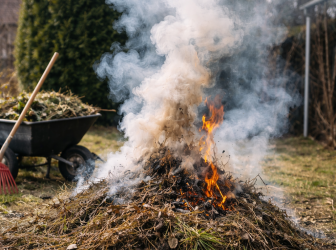 Zákaz pálení trávy a listí nadále platí