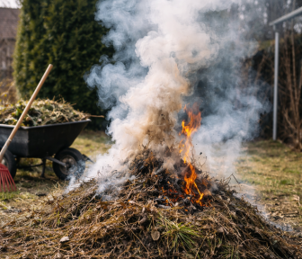 Zákaz pálení trávy a listí nadále platí