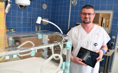 Novinka v krnovské nemocnici: díky kameře maminka kdykoliv vidí na své miminko v inkubátoru