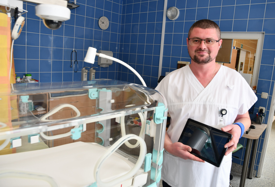 Novinka v krnovské nemocnici: díky kameře maminka kdykoliv vidí na své miminko v inkubátoru