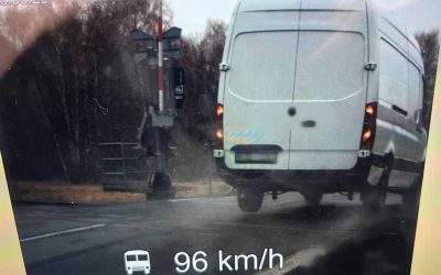 Řidič jel přes železniční přejezd téměř stovkou