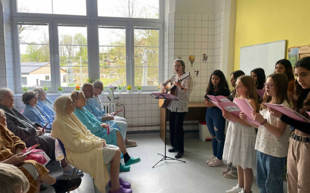 Školáci zazpívali na oslavě Dne Matek, potěšili pacienty i zaměstnance OOP Dvorce
