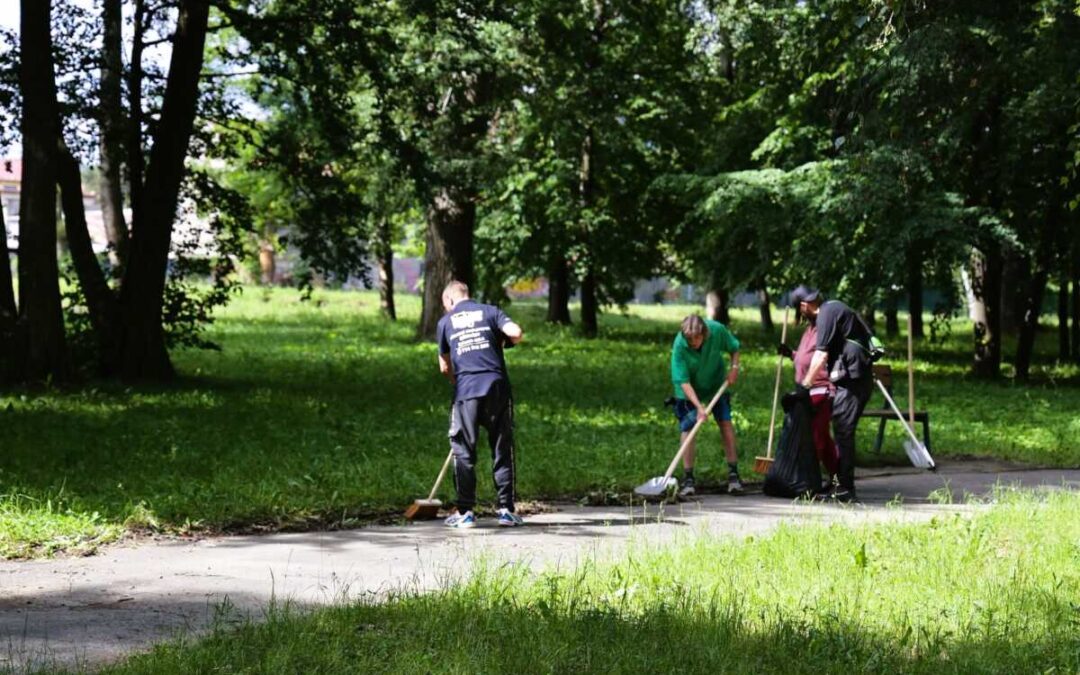Dobrovolníci uklízejí Krnov za stravenku