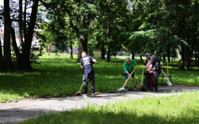 Dobrovolníci uklízejí Krnov za stravenku