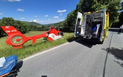 Motorkář u Petrovic těžce havaroval, pro zraněného letěl vrtulník