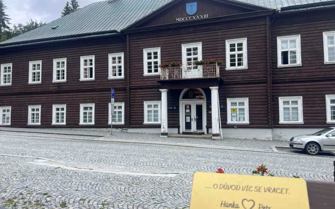 V Karlově Studánce přibudou lavičky s osobními vzkazy