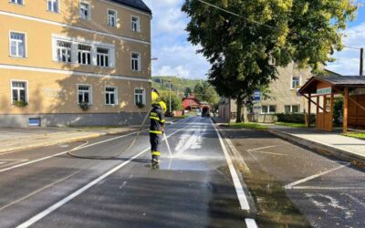 JSDH Karlovice odstranila z hlavní silnice nebezpečnou hmotu po úniku z nákladního vozidla