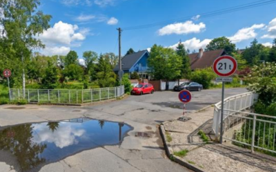 Z důvodu opravy mostu byla uzavřena ulice na Svahu v křižovatce v ul. Kavalcovou