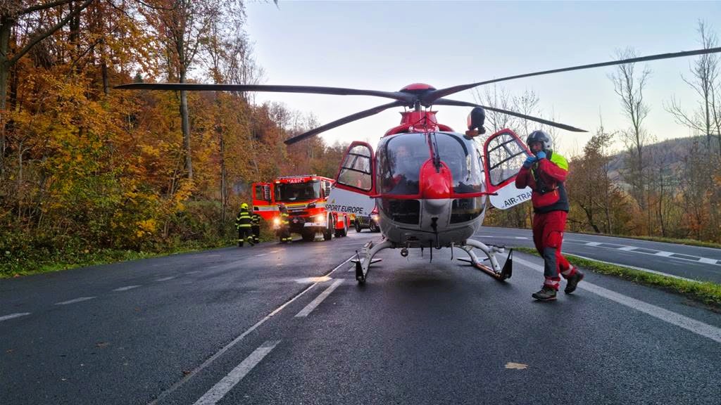 Auto skončilo na střeše. Pro zraněného řidiče letěl vrtulník