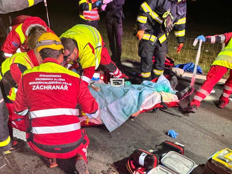Záchranáři resuscitovali muže po nehodě vozidla na Bruntálsku
