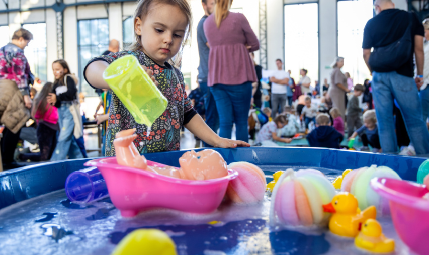 Adopce není na očích, přesto mění životy. Moravskoslezský kraj zve na konferenci pro odborníky i veřejnost