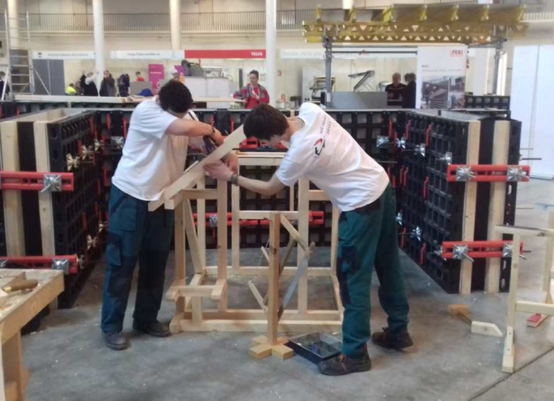 Foto: Tomáš Kušnier a organizátoři soutěže