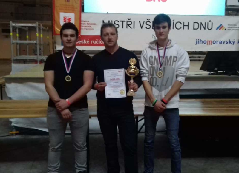 Foto: Tomáš Kušnier a organizátoři soutěže